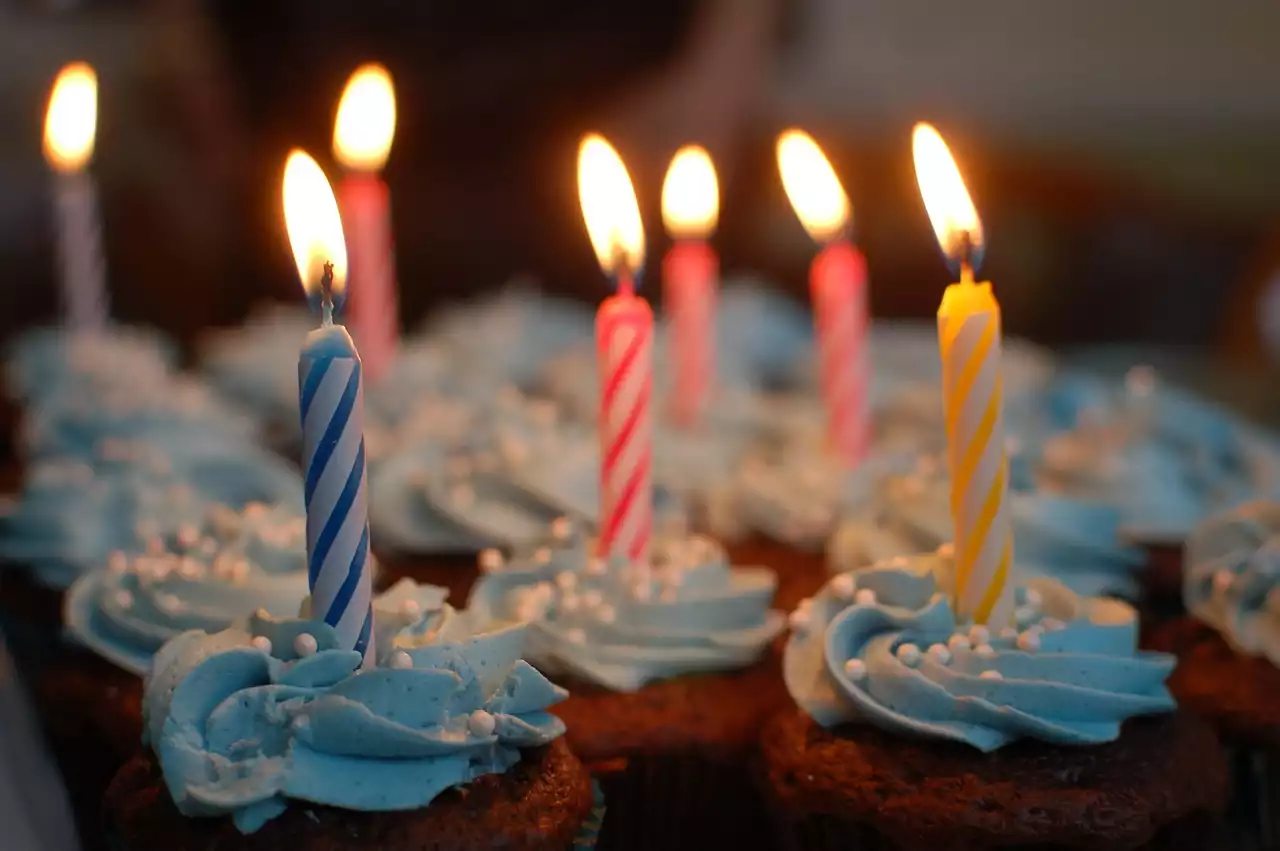 Słodka historia i produkcja tortów urodzinowych